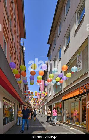 Würzburg, Germania - luglio 2022: Lanterne colorate appese al vicolo chiamato 'Schustergasse' nella città vecchia Foto Stock