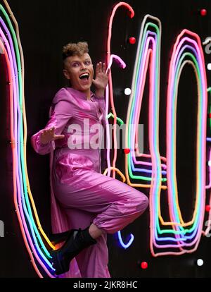 Icona del cabaret queer e spettacolo tour-de-force Aidan Sadler davanti al loro spettacolo Fringe Tropicana! A George Square a Edimburgo. Data foto: Mercoledì 3 agosto 2022. Foto Stock