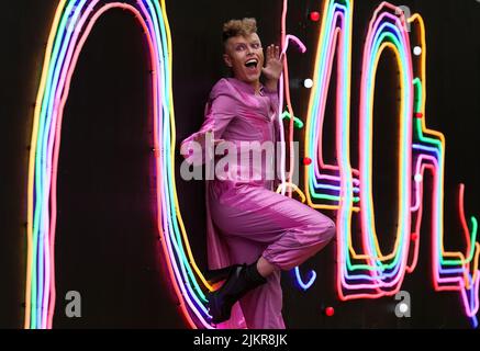 Icona del cabaret queer e spettacolo tour-de-force Aidan Sadler davanti al loro spettacolo Fringe Tropicana! A George Square a Edimburgo. Data foto: Mercoledì 3 agosto 2022. Foto Stock