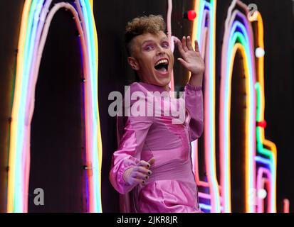 Icona del cabaret queer e spettacolo tour-de-force Aidan Sadler davanti al loro spettacolo Fringe Tropicana! A George Square a Edimburgo. Data foto: Mercoledì 3 agosto 2022. Foto Stock