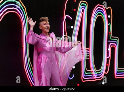 Icona del cabaret queer e spettacolo tour-de-force Aidan Sadler davanti al loro spettacolo Fringe Tropicana! A George Square a Edimburgo. Data foto: Mercoledì 3 agosto 2022. Foto Stock