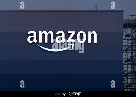 Cartello illuminato Amazon warehouse, Milton Keynes, STN8, Inghilterra, Regno Unito Foto Stock