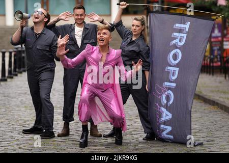 Icona del cabaret queer e spettacolo tour-de-force Aidan Sadler davanti al loro spettacolo Fringe Tropicana! A George Square a Edimburgo. Data foto: Mercoledì 3 agosto 2022. Foto Stock