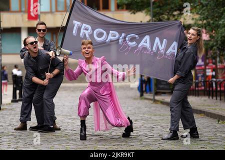 Icona del cabaret queer e spettacolo tour-de-force Aidan Sadler davanti al loro spettacolo Fringe Tropicana! A George Square a Edimburgo. Data foto: Mercoledì 3 agosto 2022. Foto Stock