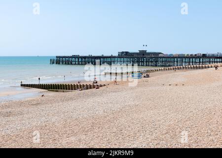 Spiaggia e molo di Hastings, Hastings, Sussex, Inghilterra, Regno Unito Foto Stock