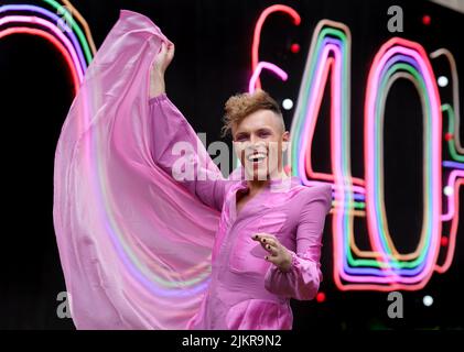 Icona del cabaret queer e spettacolo tour-de-force Aidan Sadler davanti al loro spettacolo Fringe Tropicana! A George Square a Edimburgo. Data foto: Mercoledì 3 agosto 2022. Foto Stock