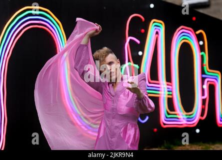 Icona del cabaret queer e spettacolo tour-de-force Aidan Sadler davanti al loro spettacolo Fringe Tropicana! A George Square a Edimburgo. Data foto: Mercoledì 3 agosto 2022. Foto Stock