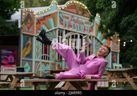 Icona del cabaret queer e spettacolo tour-de-force Aidan Sadler davanti al loro spettacolo Fringe Tropicana! A George Square a Edimburgo. Data foto: Mercoledì 3 agosto 2022. Foto Stock