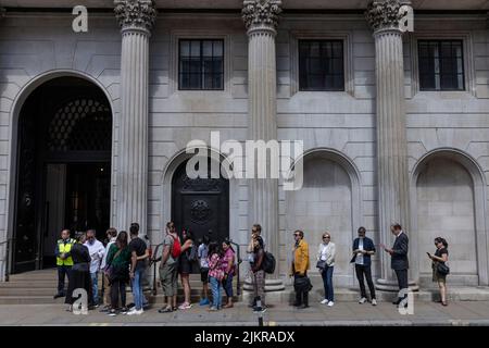 Una coda di persone al di fuori dell'ingresso principale della Bank of England, Threadneedle Street, Londra, Inghilterra, Regno Unito Foto Stock