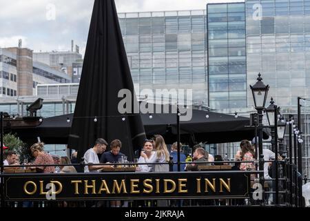The Old Thameside Inn, Public House, Pickfords Wharf, Clink Street, Londra, Inghilterra, Regno Unito Foto Stock