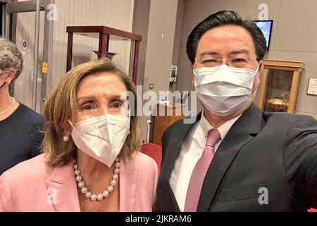 Taipei, Taiwan. 03rd ago 2022. Il Presidente della Camera degli Stati Uniti Nancy Pelosi prende un selfie con il Ministro degli Esteri di Taiwan Joseph Wu dopo il suo arrivo a Taipei, Taiwan, martedì 2 agosto 2022. Pelosi's è la prima visita ufficiale a Taiwan da parte di un Presidente della Camera dei rappresentanti degli Stati Uniti in 25 anni. Foto via Taiwan Ministero degli Affari Esteri/UPI Credit: UPI/Alamy Live News Foto Stock