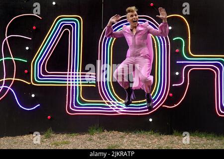 Icona del cabaret queer e spettacolo tour-de-force Aidan Sadler davanti al loro spettacolo Fringe Tropicana! A George Square a Edimburgo. Data foto: Mercoledì 3 agosto 2022. Foto Stock