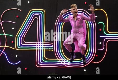 Icona del cabaret queer e spettacolo tour-de-force Aidan Sadler davanti al loro spettacolo Fringe Tropicana! A George Square a Edimburgo. Data foto: Mercoledì 3 agosto 2022. Foto Stock