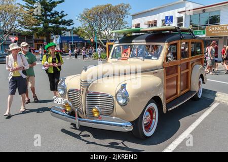 Un vagone 'Woody' 1941 Plymouth Special Deluxe con due tavole da surf sul tetto, fotografato a Mount Maunganui, Nuova Zelanda Foto Stock