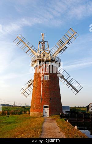 Una vista del monumento storico restaurato Horsey pompa del vento sui Norfolk Broads a Horsey, Norfolk, Inghilterra, Regno Unito. Foto Stock