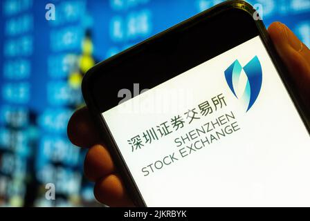 In questa illustrazione della foto, il logo dell'indice di borsa di Shenzhen viene visualizzato sullo schermo di uno smartphone. Foto Stock