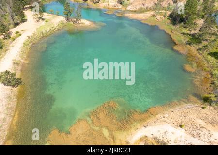 Vista panoramica del lago e alberi contro il cielo blu Foto Stock