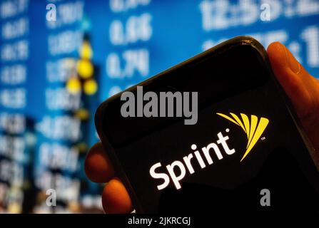 In questa figura, la società di telecomunicazioni americana fornisce servizi wireless Internet service provider il logo Sprint viene visualizzato sullo schermo di uno smartphone. (Foto di Budrul Chukrut / SOPA Images/Sipa USA) Foto Stock