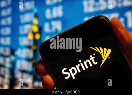 Cina. 25th luglio 2022. In questa figura, la società di telecomunicazioni americana fornisce servizi wireless Internet service provider il logo Sprint viene visualizzato sullo schermo di uno smartphone. (Credit Image: © Budrul Chukrut/SOPA Images via ZUMA Press Wire) Foto Stock