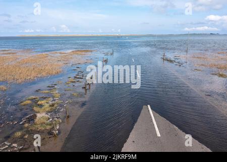 isola sacra causeway e rifugio da sopra strada in alta marea di giorno nessuna gente Foto Stock