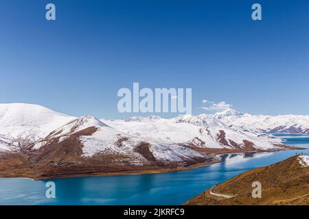 Il lago Yamdrok è un lago di acqua dolce situato nella contea di Nangartse, nella prefettura di Shannan, a circa 170 km (110 mi) a sud-ovest di Lhasa, capitale del Tibet in Cina Foto Stock