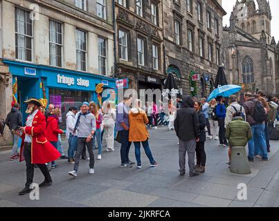 Centro citta', Edimburgo, Scozia, Regno Unito. 3rd ago 2022. Nuvoloso mattinata noiosa nel centro della città per i residenti e i turisti, Royal Mile era occupato con escursioni a piedi e alcuni gruppi che hanno consegnato volantini per gli spettacoli di EdFringe. Credit: ArchWhite/alamy Live news Foto Stock