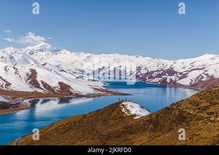 Il lago Yamdrok è un lago di acqua dolce situato nella contea di Nangartse, nella prefettura di Shannan, a circa 170 km (110 mi) a sud-ovest di Lhasa, capitale del Tibet in Cina Foto Stock