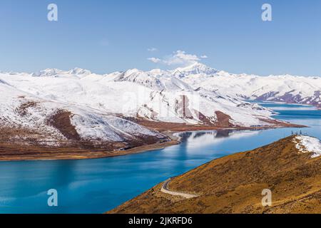 Il lago Yamdrok è un lago di acqua dolce situato nella contea di Nangartse, nella prefettura di Shannan, a circa 170 km (110 mi) a sud-ovest di Lhasa, capitale del Tibet in Cina Foto Stock