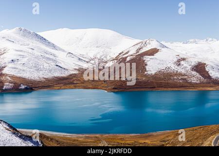 Il lago Yamdrok è un lago di acqua dolce situato nella contea di Nangartse, nella prefettura di Shannan, a circa 170 km (110 mi) a sud-ovest di Lhasa, capitale del Tibet in Cina Foto Stock