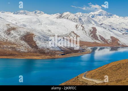 Il lago Yamdrok è un lago di acqua dolce situato nella contea di Nangartse, nella prefettura di Shannan, a circa 170 km (110 mi) a sud-ovest di Lhasa, capitale del Tibet in Cina Foto Stock