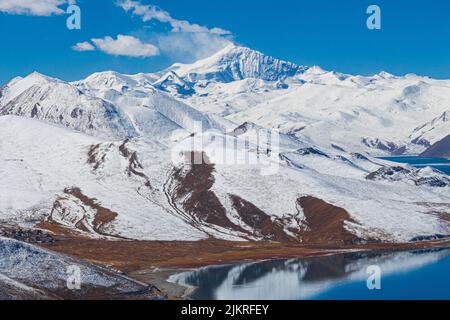 Il lago Yamdrok è un lago di acqua dolce situato nella contea di Nangartse, nella prefettura di Shannan, a circa 170 km (110 mi) a sud-ovest di Lhasa, capitale del Tibet in Cina Foto Stock