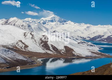 Il lago Yamdrok è un lago di acqua dolce situato nella contea di Nangartse, nella prefettura di Shannan, a circa 170 km (110 mi) a sud-ovest di Lhasa, capitale del Tibet in Cina Foto Stock