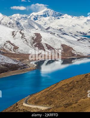 Il lago Yamdrok è un lago di acqua dolce situato nella contea di Nangartse, nella prefettura di Shannan, a circa 170 km (110 mi) a sud-ovest di Lhasa, capitale del Tibet in Cina Foto Stock