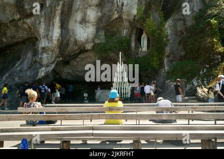 Grotta di Massabielle (Grotta delle Apparizioni) presso i Santuaires Notre-Dame de Lourdes (Santuario di nostra Signora di Lourdes) Vergine Maria statua in Grotta Foto Stock