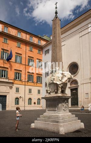 Turistico che contempla l'Elefantino, la base del più piccolo obelisco di Roma, in Piazza Minerva Foto Stock