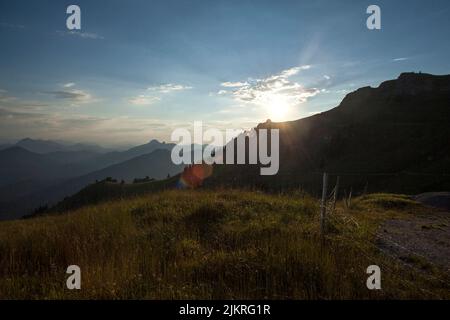 Tramonto sul monte Rotwand in Baviera, Germania in estate Foto Stock