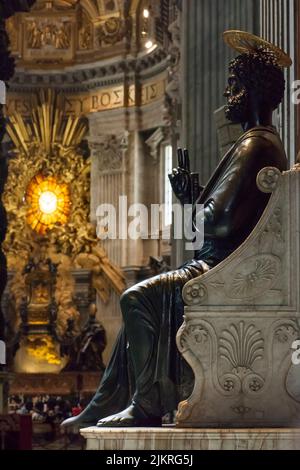 La statua in bronzo di San Pietro intronò nella Basilica di San Pietro in Vaticano Foto Stock