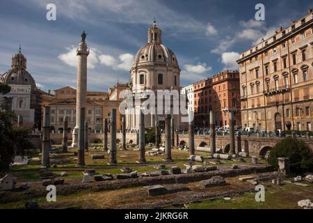Colonna di Traiano circondata dalle rovine del Foro Traiano nei fori Imperiali Romani Foto Stock