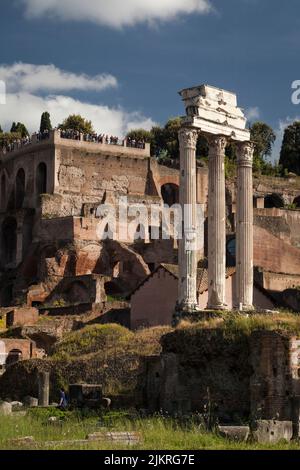 Colonne rimanenti del Tempio di Castor e Pollux nel Foro Romano Foto Stock