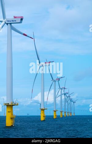 Centrali eoliche offshore vicino all'isola d'alto mare Heligoland, Mare del Nord, Germania del Nord, Europa Foto Stock