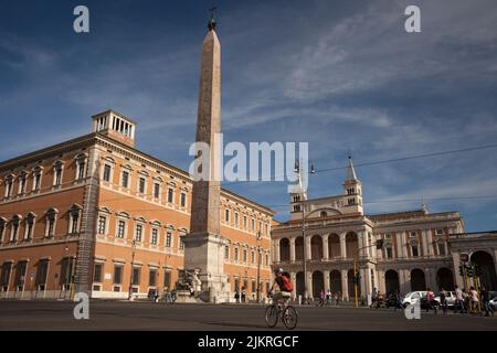 Piazza di Giovanni Paolo II con l'Arcibasilica di San Giovanni in Laterano sullo sfondo, Roma Foto Stock