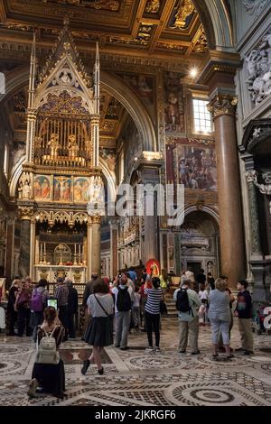 Altare maggiore e ciborio gotico dell'Arcibasilica di San Giovanni in Laterano a Roma Foto Stock