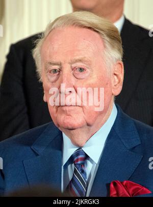 L’emittente Vin Scully guarda come il presidente degli Stati Uniti Barack Obama fa le sue osservazioni in occasione di una cerimonia nella Sala Est della Casa Bianca a Washington, DC, dove presenterà la Medaglia Presidenziale della libertà, il più alto onore civile della nazione, martedì 22 novembre 2016.credito: Ron Sachs/CNP/Sipa USA Foto Stock