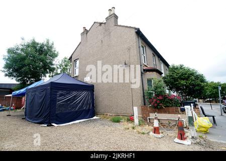 Una tenda di polizia su Derby Road, West Croydon, Londra, mentre la ricerca continua per l'infermiere studente Owami Davies, 24, che è stato perso da più di tre settimane. La sig.ra Davies, di Grays, Essex, ha lasciato la sua casa di famiglia lunedì 4 luglio ed è stata vista per l'ultima volta a West Croydon giovedì 7 luglio. Data foto: Mercoledì 3 agosto 2022. Foto Stock