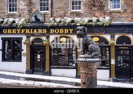 Greyfriars Bobby Public House nella neve, Candlemaker Row, Edimburgo, Scozia, Regno Unito Foto Stock