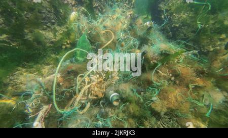 3 agosto 2022, mare di Blck, Ucraina, Europa dell'Est: L'attrezzo perso di pesca si trova sott'acqua sul fondo del mare. Problema di attrezzi fantasma - qualsiasi attrezzo da pesca che è stato abbandonato, perso o altrimenti scartato. È la forma più nociva di detriti marini (Credit Image: © Andrey Nekrasov/ZUMA Press Wire) Foto Stock