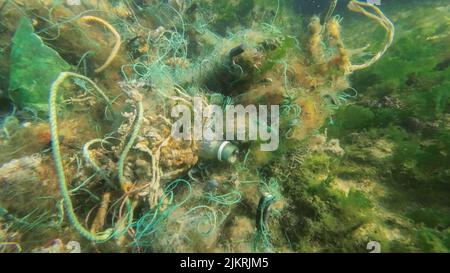 3 agosto 2022, mare di Blck, Ucraina, Europa dell'Est: L'attrezzo perso di pesca si trova sott'acqua sul fondo del mare. Problema di attrezzi fantasma - qualsiasi attrezzo da pesca che è stato abbandonato, perso o altrimenti scartato. È la forma più nociva di detriti marini (Credit Image: © Andrey Nekrasov/ZUMA Press Wire) Foto Stock