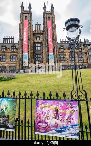 Edimburgo, Scozia, Regno Unito, 3rd agosto 2022. Edinburgh Festivals: Posters per gli spettacoli di frange del festival di Edimburgo nel loro solito posto sulle ringhiere sul Mound con le torri dell'Assembly Hall che espongono striscioni del festival e un lampione vecchio stile Foto Stock
