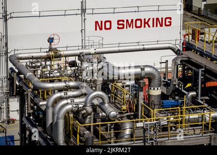 2022-08-03 12:45:20 ROTTERDAM - l'installazione di GNL su una fabbrica galleggiante di GNL nel porto di Rotterdam. L'impianto di GNL immagazzina gas naturale liquefatto (GNL) e lo riconverte in gas per la consegna alla rete di gas olandese. ANP SEM VAN DER WAL uscita paesi bassi - uscita belgio Foto Stock