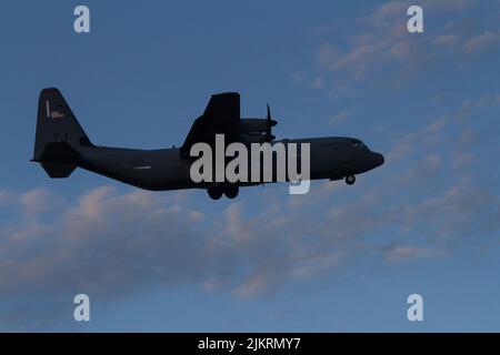 Lockheed Martin C130-J Super Hercules con la USAF 374th Airlift Wing a Yokota AFB, volare vicino NAF, Atsugi, Kanagawa, Giappone Foto Stock